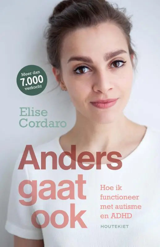 Witte t-shirt gedragen door vrouw met opgestoken haar over hoe ik functioneer met autisme en adhd