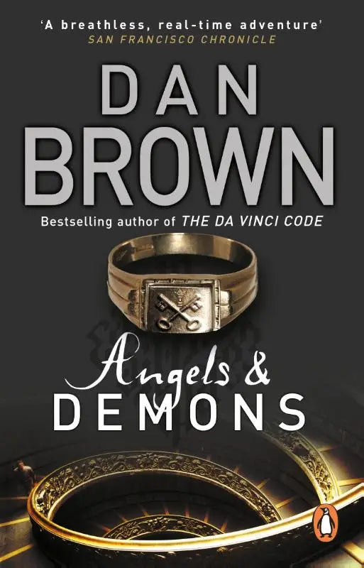 Goldkleurige zegelring met gegraveerd rechthoekig plaatje en gekruiste sleutels angels and demons robert langdon boek