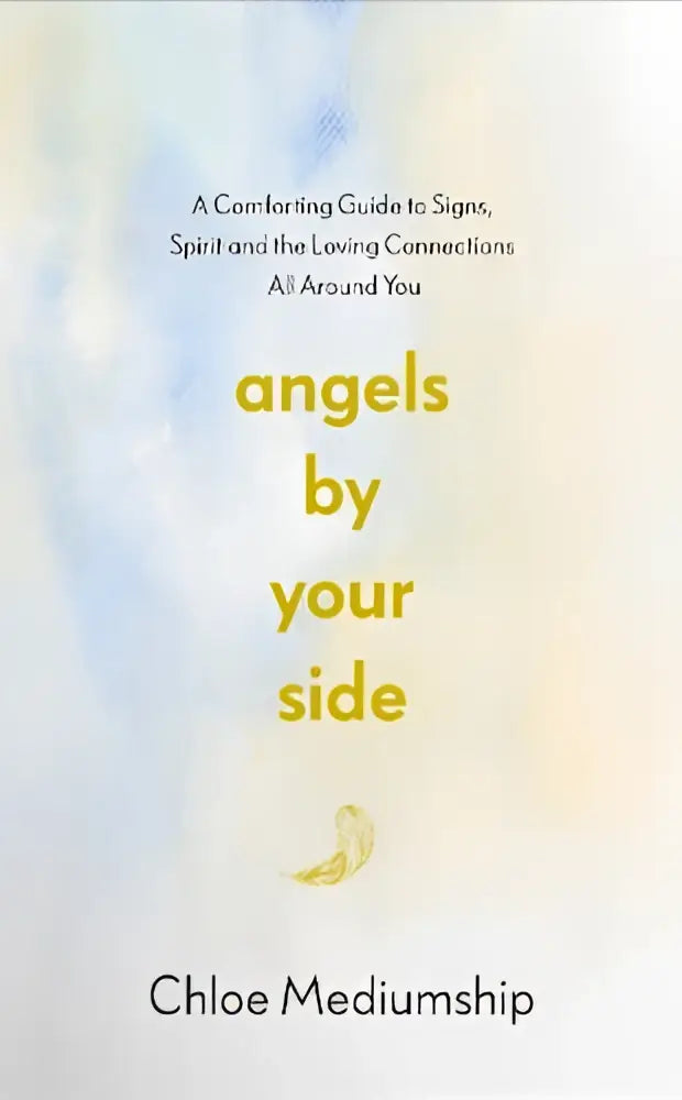 Een zacht, getextureerd boekomslag in lichtblauwe en crèmekleurige tinten met gouden folieletters angels by your side en een kleine gouden veer illustratie, gericht op spirit guides en chloe mediumship
