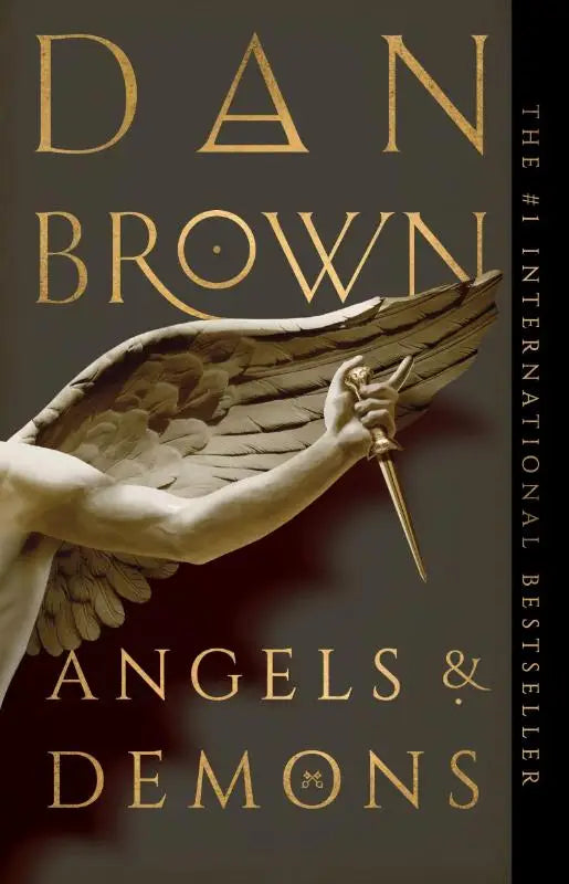 De roman angels & demons heeft een omslag met een gouden titel en een gevleugelde figuur die een dolk vasthoudt