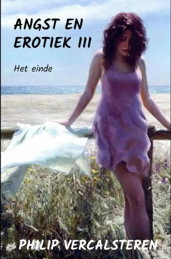 Vrouw in vloeiende lavendelkleurige jurk bij houten hek op zonnig strand in angst en erotiek iii het einde