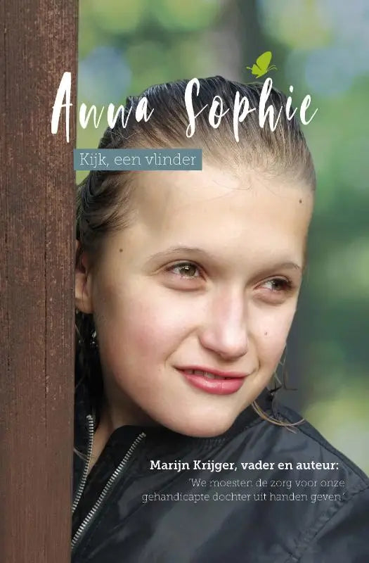 Een jonge vrouw met donker haar en een zachte glimlach draagt een zwarte jas in anna sophie kijk een vlinder