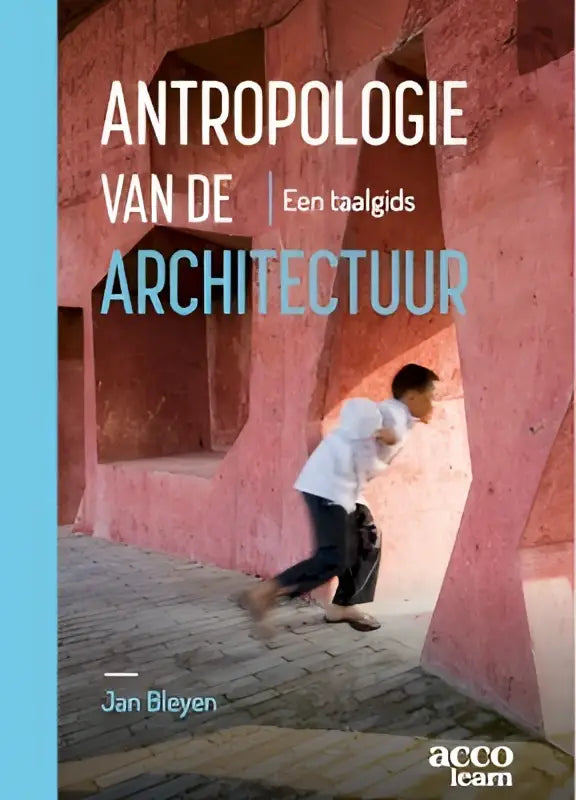De boekcover van antropologie van de architectuur toont een persoon rennend door een roodroze betonnen passage