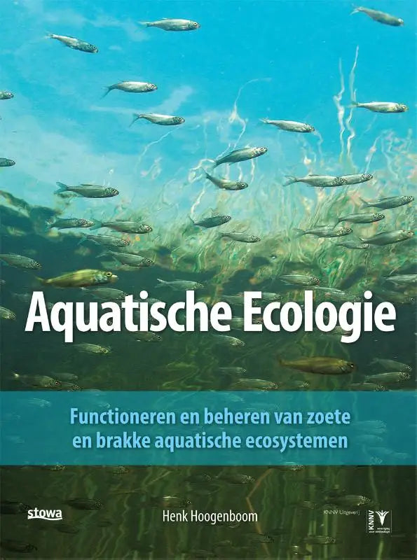 De boekcover van aquatische ecologie door henk hoogenboom toont een levendig onderwaterlandschap met scholen vissen