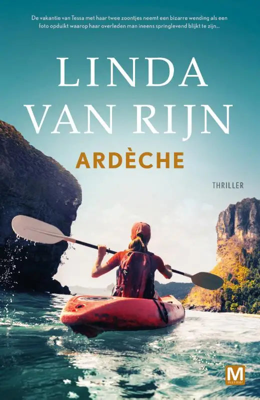 Rode kajak ardèche met persoon die peddelt in turquoise water tussen rotsachtige kliffen