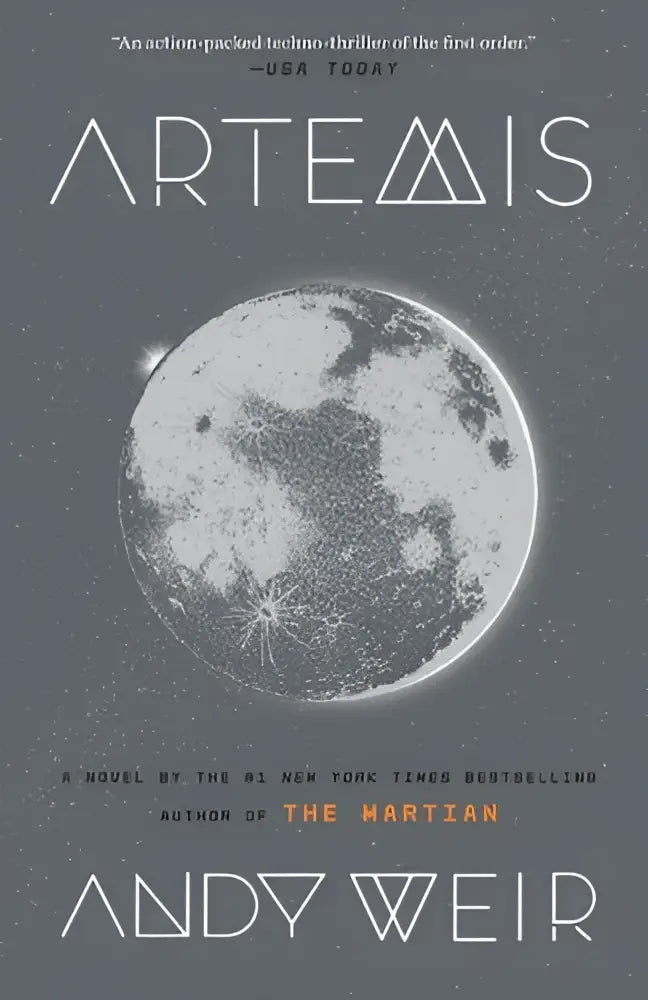 De boekcover van artemis a novel toont een gedetailleerde monochrome illustratie van de maan op een donkergrijze achtergrond technische sciencefiction