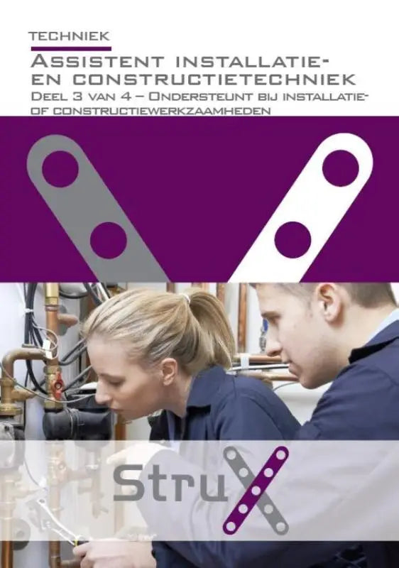 Cover van het technische leerboek assistent installatie- en constructietechniek door strux met twee vakmensen bij loodgieterswerkzaamheden
