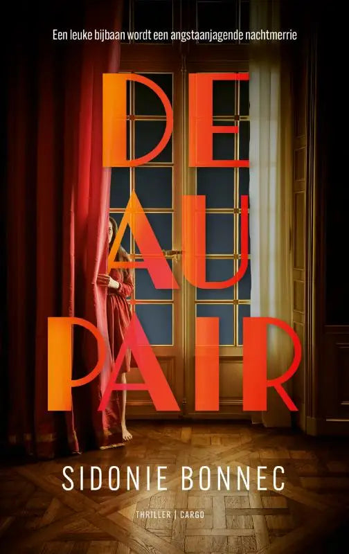 De au pair boekomslag van sidonie bon nec met opvallende oranje en rode letters en vrouw in rood bij een sierlijk raam