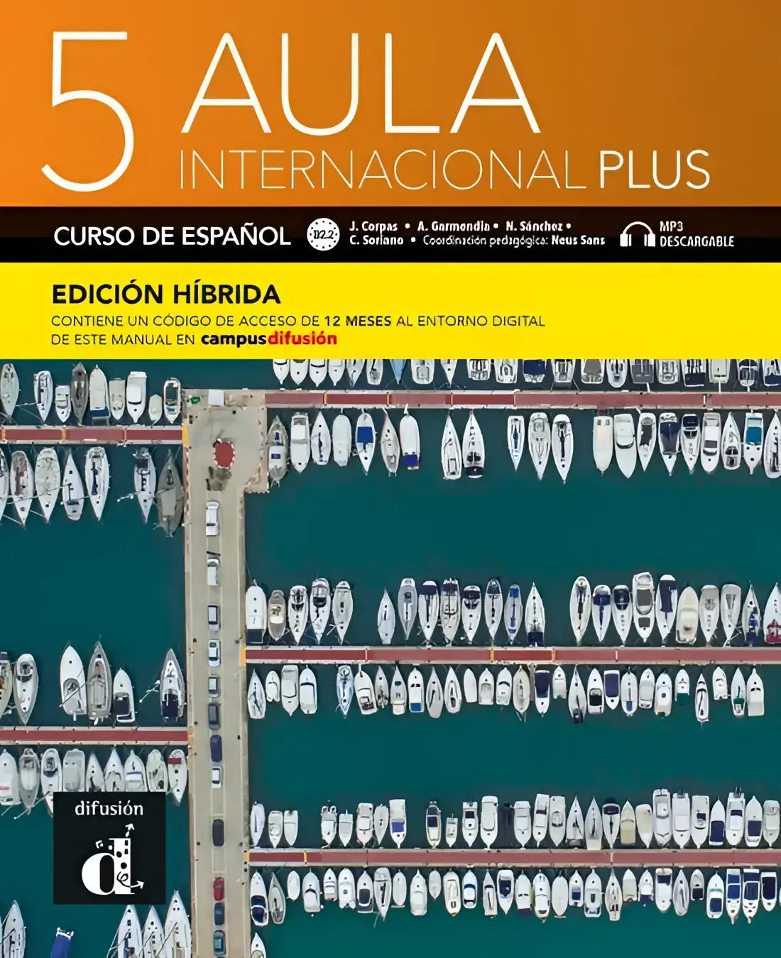 De voorkant van het aula internacional plus 5 studieboek toont een luchtfoto van een jachthaven met witte en blauwe boten