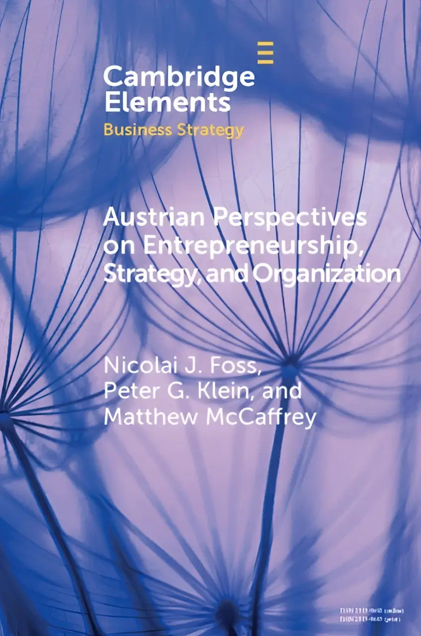 De boekomslag van austrian perspectives on entrepreneurship strategy and organization toont een zacht paarsblauwe achtergrond met dichte, doorzichtige paardenbloemzaden