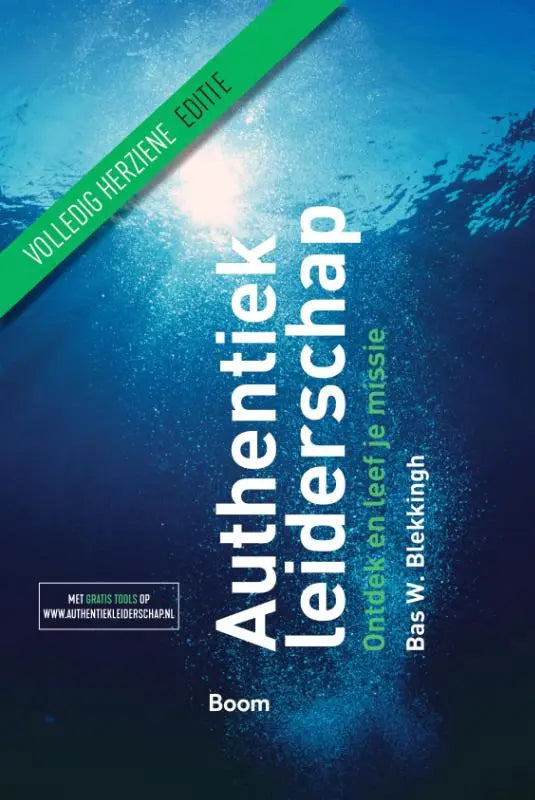 Blauw boek Authentiek leiderschap met witte en groene tekst en onderwaterscène uitgegeven door koninklijke boom