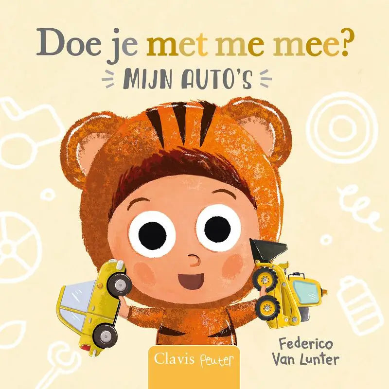 Een vrolijk cartoonkind in een oranje tijgerkostuum houdt twee gele speelgoedauto’s vast in mijn auto’s doe je met me mee voor jonge lezers
