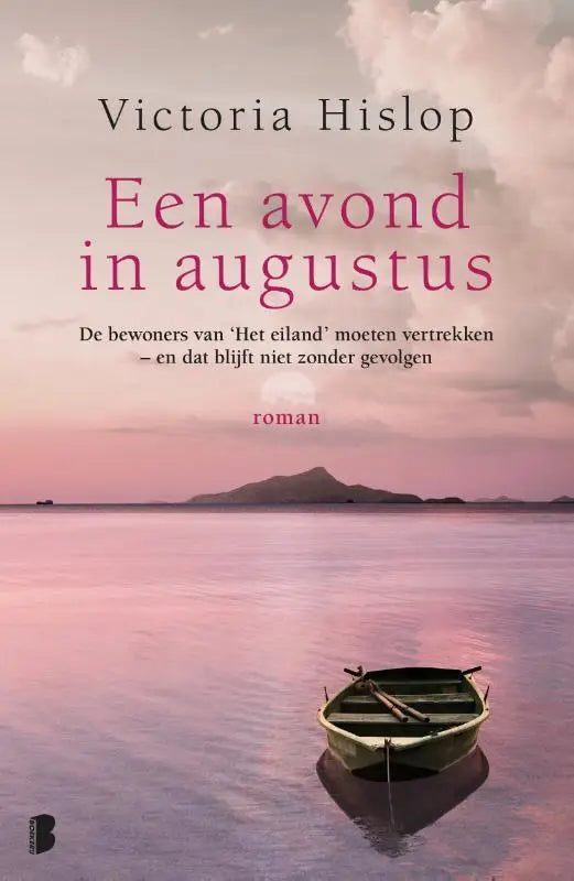 Een kleine verweerde groene roeiboot drijft rustig op kalm water bij zachte roze paarse schemering in een avond in augustus