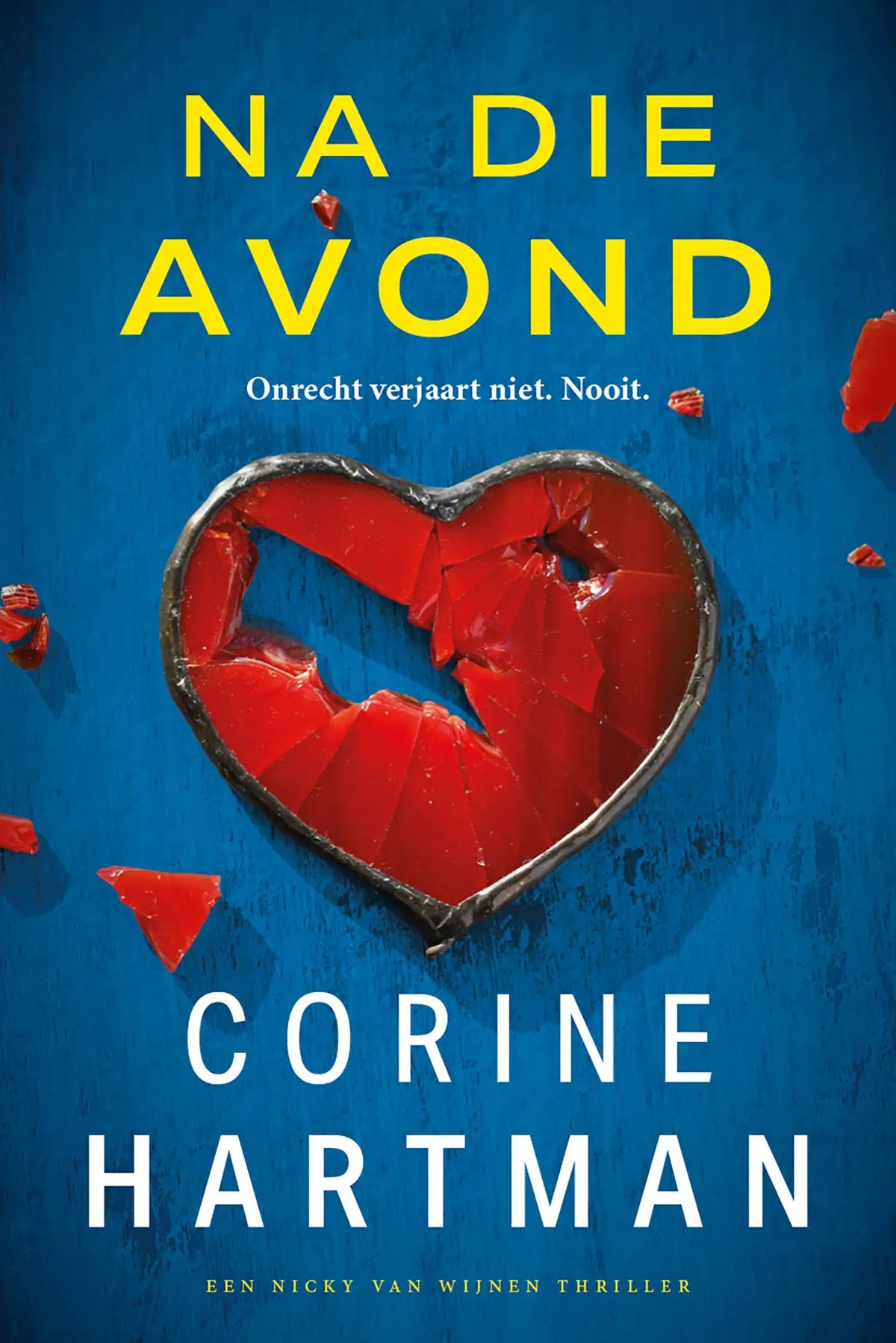 Een gebroken rode hartvormige glazen container op een levendige blauwe achtergrond voor corine hartmans na die avond bij lab uitgevers