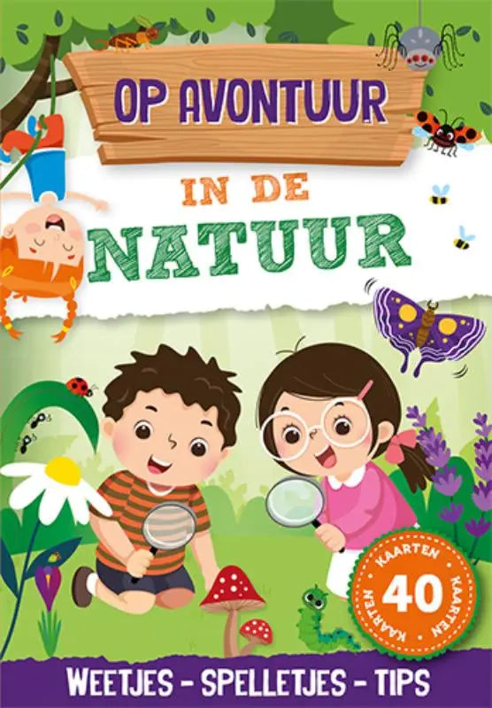 De cover van het kinderavonturenboek op avontuur in de natuur toont twee kinderen met vergrootglazen tussen kleurrijke insecten en planten