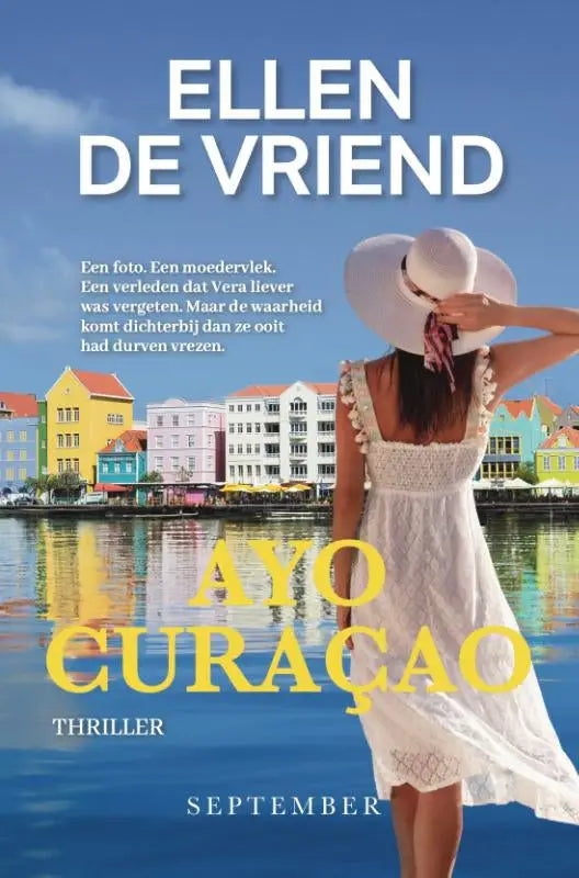 Vrouw in een witte kanten jurk en breedgerande hoed staat met haar rug naar de camera bij ayo curaçao literaire thriller