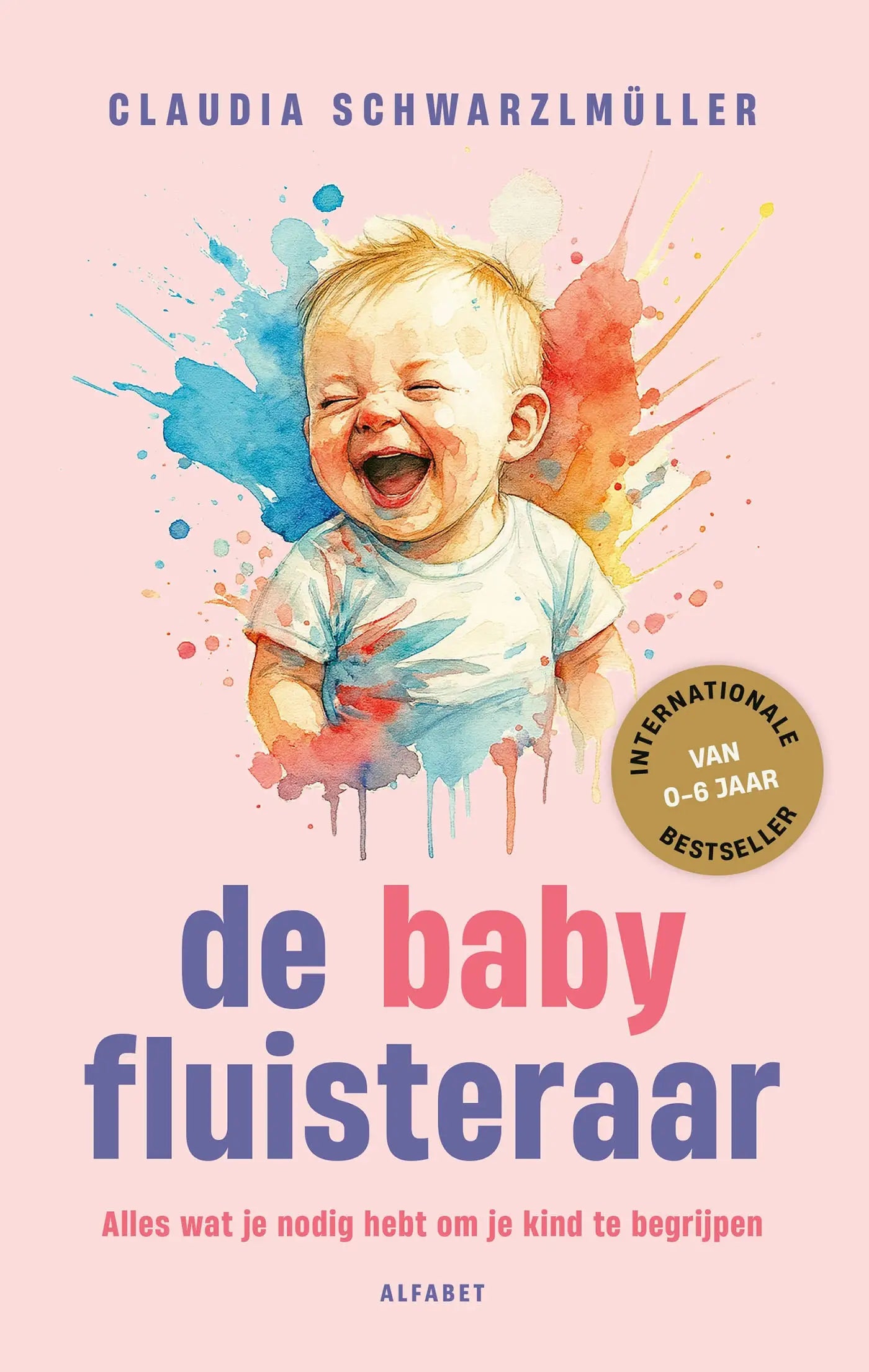 Een blije baby met blond haar in een wit shirt omringd door aquarelspatten voor jonge lezers in de babyfluisteraar