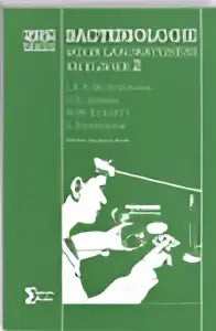 Groen omslagen boek bacteriologie voor laboratorium en kliniek met witte tekst en illustratie van drie figuren, medische biologie