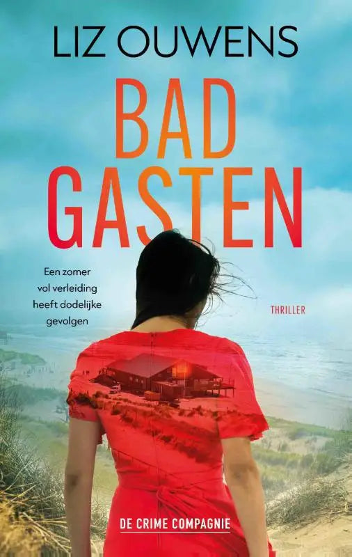 Vrouw in een levendige rode jurk badgasten met een gedrukt huisontwerp aan de achterkant bij de kust