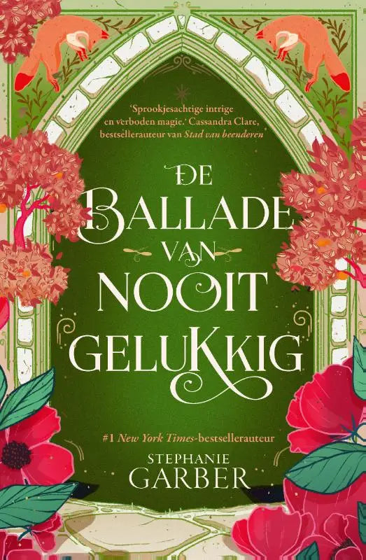 De ballade van nooit gelukkig boek met groene achtergrond, witte bogen, roze bloemen en oranje vossen met rode schoenen