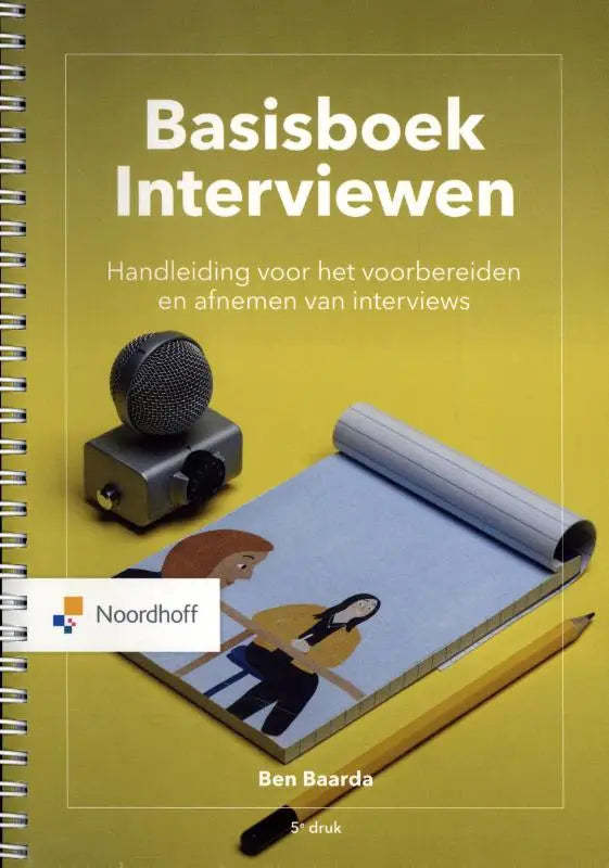 Gele basisboek interviewen met spiraalbinding en microfoon, notitieboekje en potlood op de voorkant