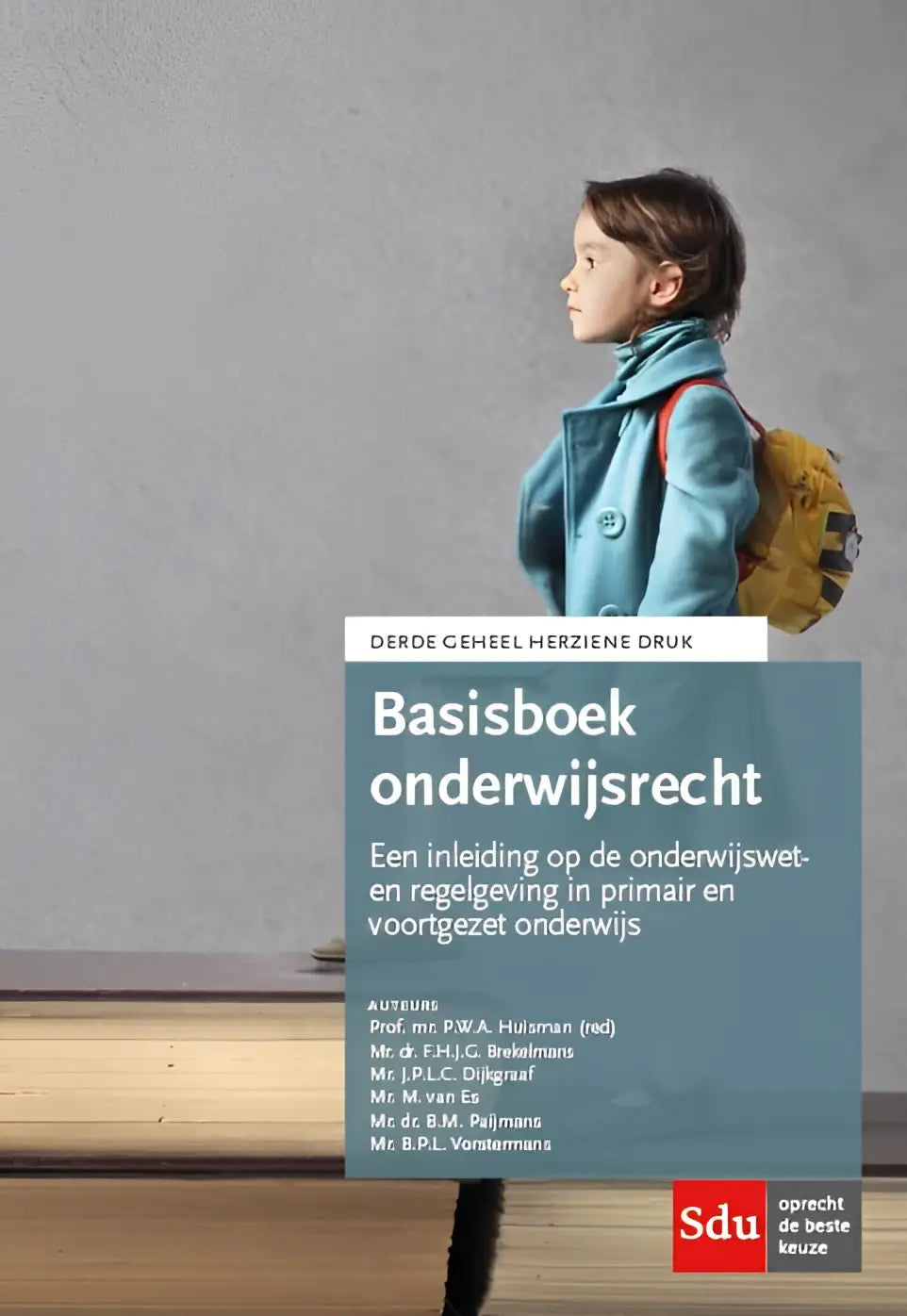 Een jonge kind in een teal jas met gele rugzak staat naast het basisboek onderwijsrecht van lefevre sdu editie 2020