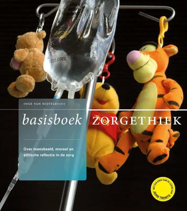 Clear plastic iv zak hangend aan metalen standaard met pluche speelgoed naast basisboek zorgethiek ethische reflectie