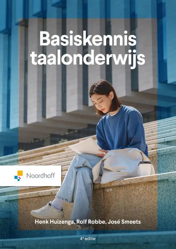 Blauwe crewneck sweater met lange mouwen gedragen in de context van basiskennis taalonderwijs