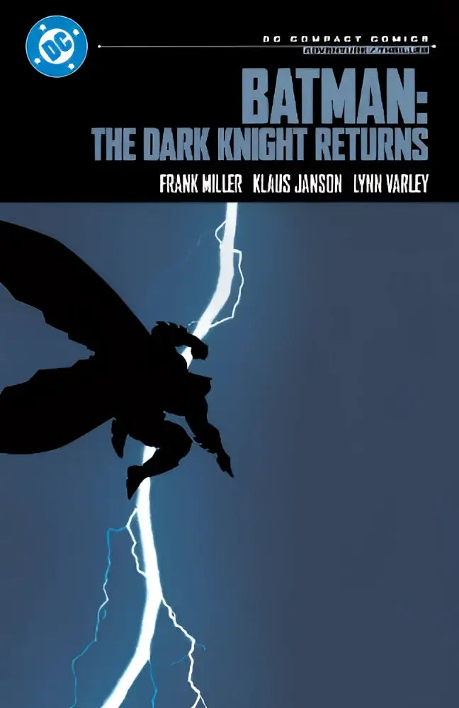 Donkerblauw compact comics-omslag met batman in silhouet vliegend tegen onheilspellende lucht in the dark knight returns
