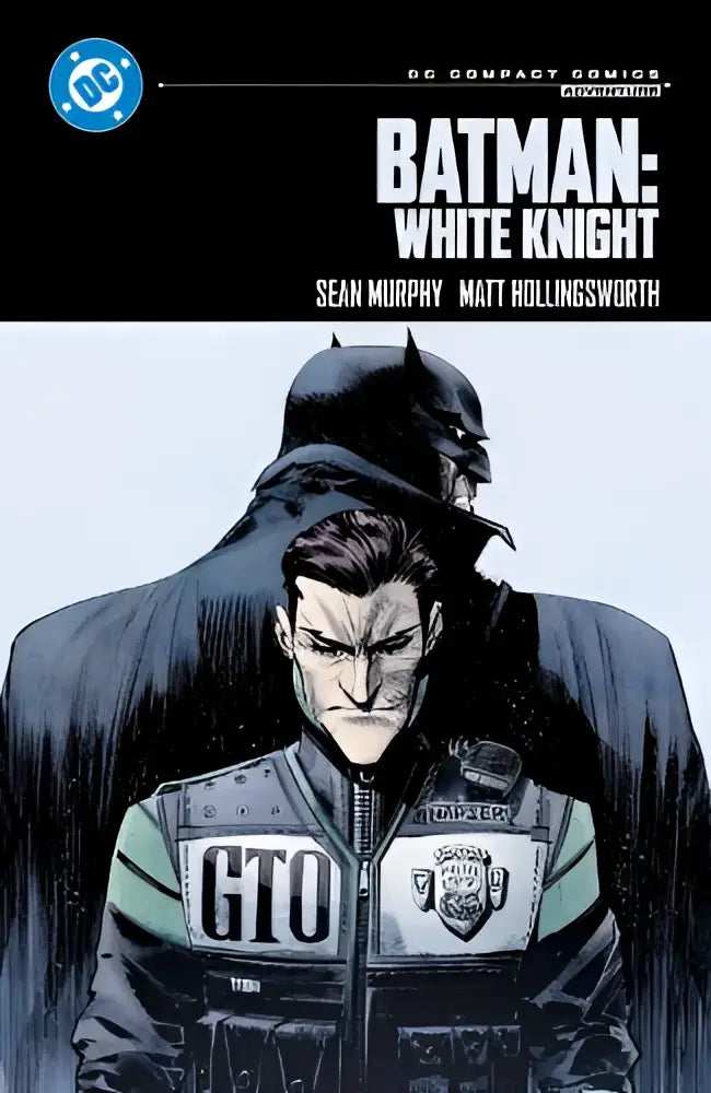 Batman in een donker, gepantserd tactisch vest met gto-insigne en schildembleem in batman white knight compact comics editie