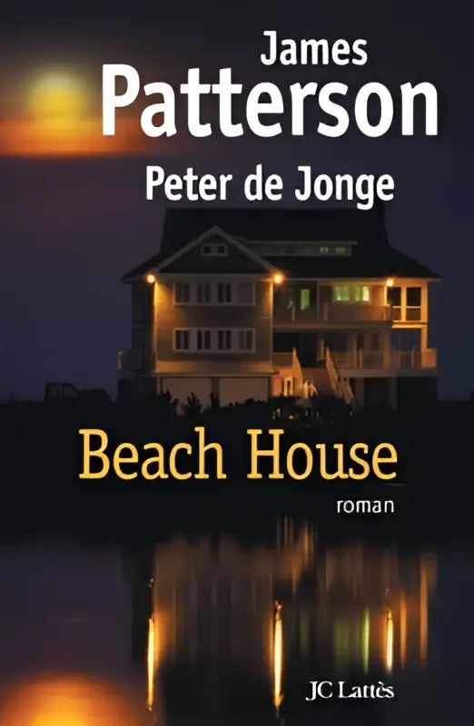 Het omslag van het boek beach house toont een warm verlicht strandhuis bij schemering met reflecties in het water
