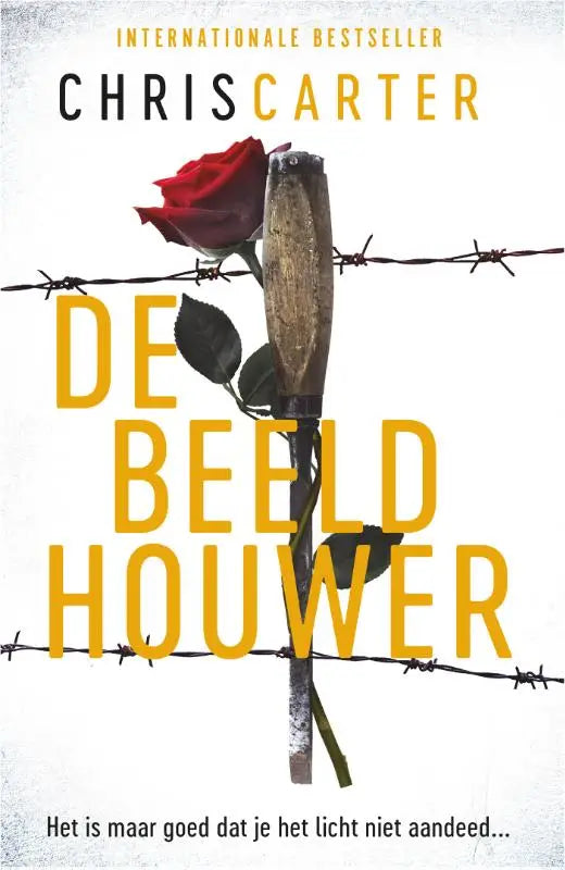 Rood roos beeldhouwwerk met donkergroene bladeren gehouden tegen prikkeldraad in de beeldhouwer het is maar goed dat je het licht niet aandeed