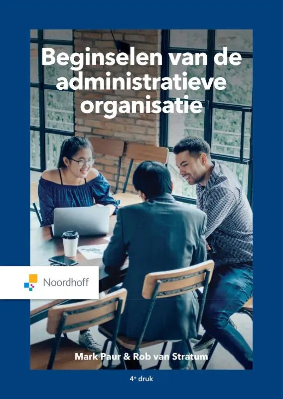 Blauwe boekomslag beginselen van de administratieve organisatie met drie personen die samenwerken rond een laptop door mark paur en rob van stratum