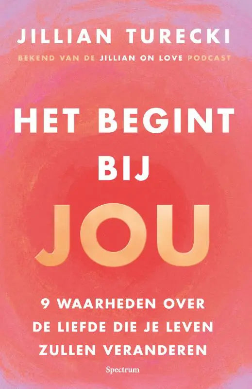 De boekcover van het boek het begint bij jou toont witte en gouden tekst met waarheden over liefde die je leven veranderen