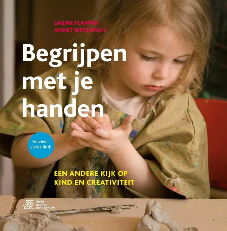 Een jong kind met blond haar in een groenbruine beschilderde schort kneedt klei met de handen begrijpen met je handen annet weterings sabine plamper bsl media