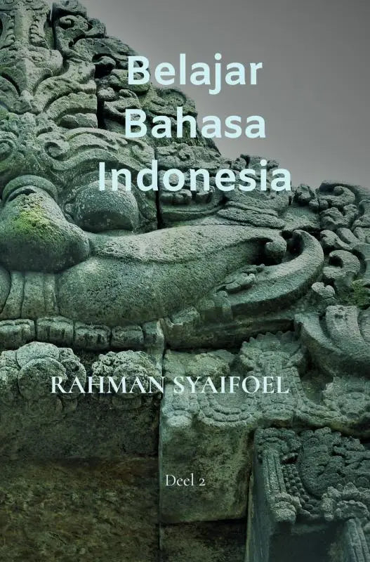 De boekcover van belajar bahasa indonesia deel 2 toont gedetailleerde, verweerde stenen beeldhouwwerken in donker groen-grijs