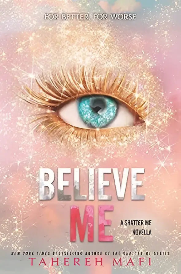 Een sprankelende blauwe oog met lange gouden wimpers tegen een glinsterende roze en gouden achtergrond ligt bij believe me van tahereh mafi shatter me 6.5 met juliette en warner