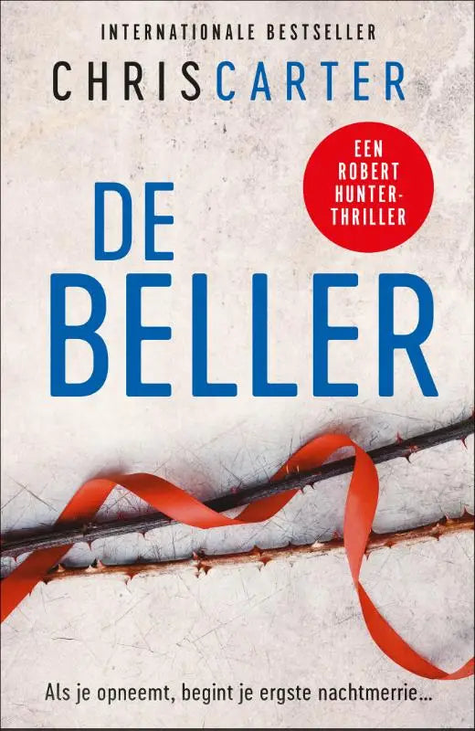 De beller boekcover met blauwe tekst op een offwhite achtergrond en een oranje lint rond doornige takken ergste nachtmerrie