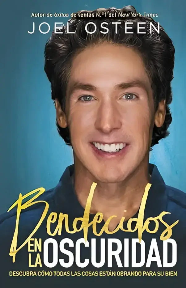 Joel osteen draagt een blauwe denim blouse op de omslag van zijn boek bendecidos en la oscuridad spaans editie