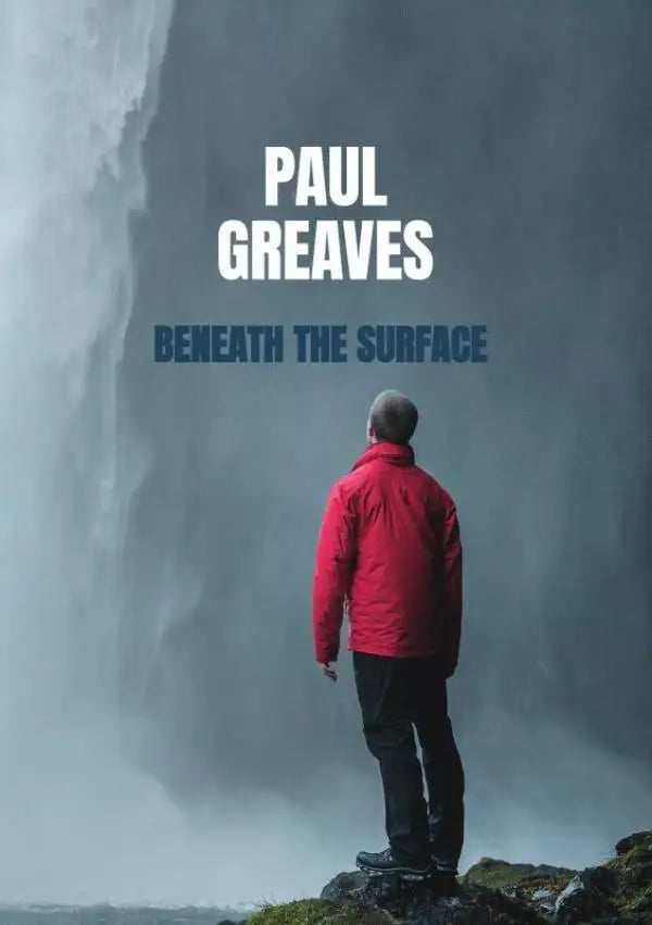 Een man in een rode jas staat voor een enorme waterval in het product beneath the surface