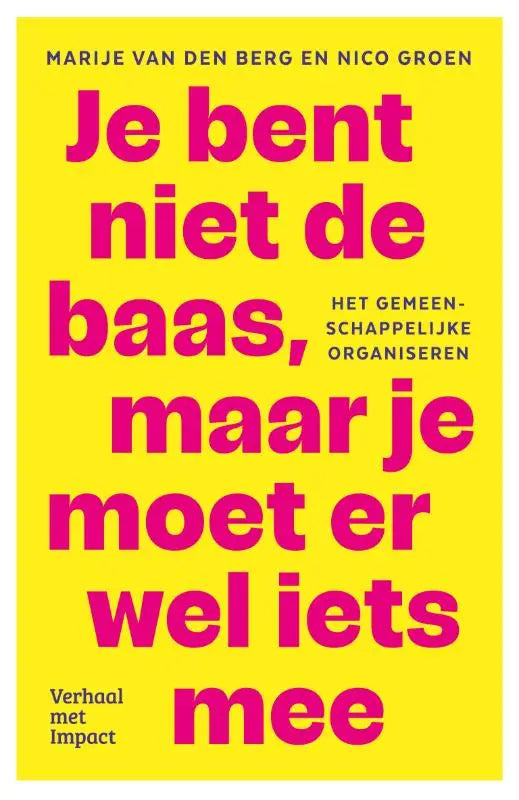 Heldere gele boekcover met robuuste roze tekst je bent niet de baas over gemeenschappelijke organiseren door marije en nico