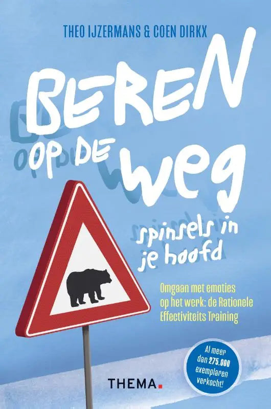 De boekcover van beren op de weg spinsels in je hoofd door coen dirkx en theo ijzermans toont een rood driehoekig waarschuwingsbord met een zwarte beer uitgegeven door uitgeverij thema