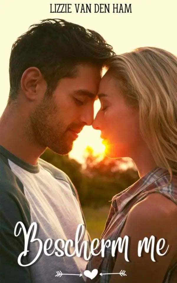 Romantische boekcover bescherm me van lizzie van den ham met man en vrouw in intieme pose bij warme zonsondergang