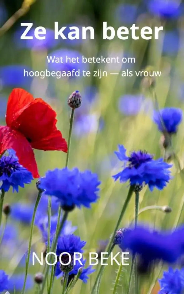 Een rode klaproos tussen blauwe korenbloemen symboliseert hoogbegaafdheid bij vrouwen in het boek ze kan beter
