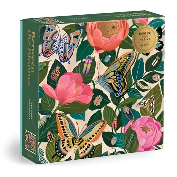 De tussen de bloemen 1000 piece foil puzzeldoos met levendige roze en koraalrozen, vlinders en groen blad op off-white achtergrond