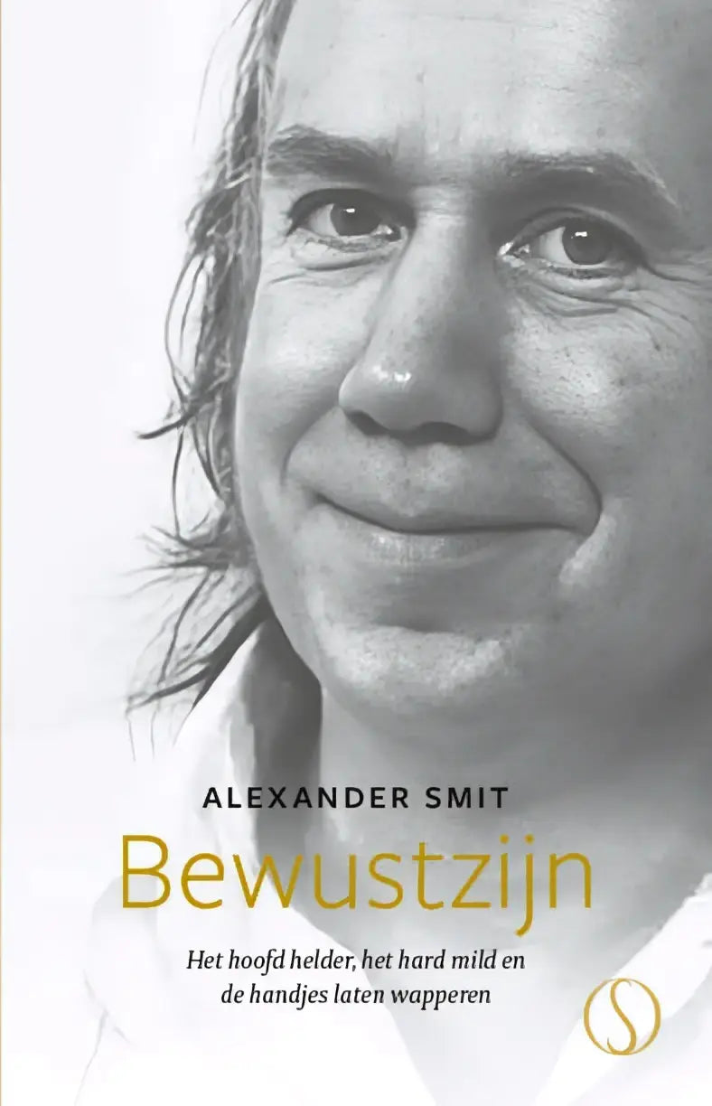Zwart-wit portretboekcover van alexander smit met de titel bewustzijn in gouden letters van samsara uitgeverij