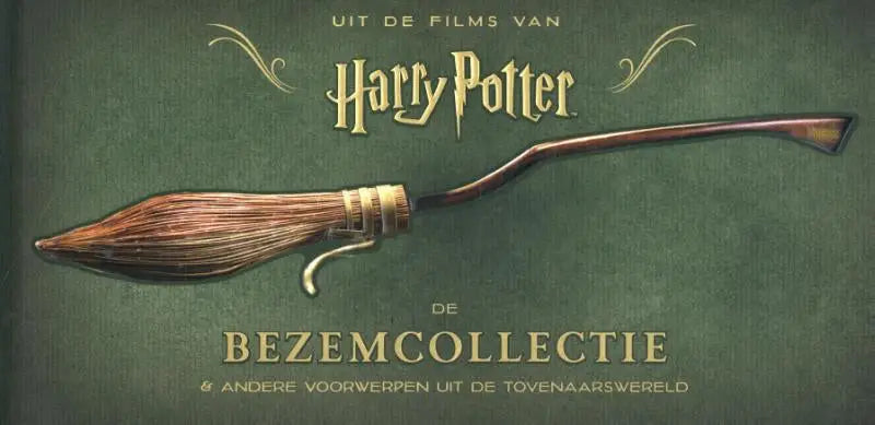 Een houten bezem met een gouden handvat en haren, geïnspireerd op de vliegende toverstaf van Harry Potter uit de bezemcollectie