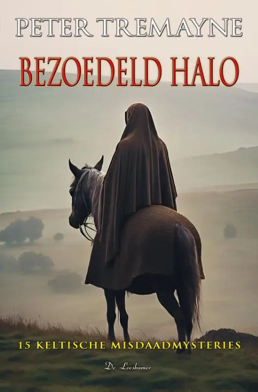 De boekcover van bezoedeld halo toont een kapmantelachtige figuur op een paard in mistige heuvels keltische misdaadmysteries
