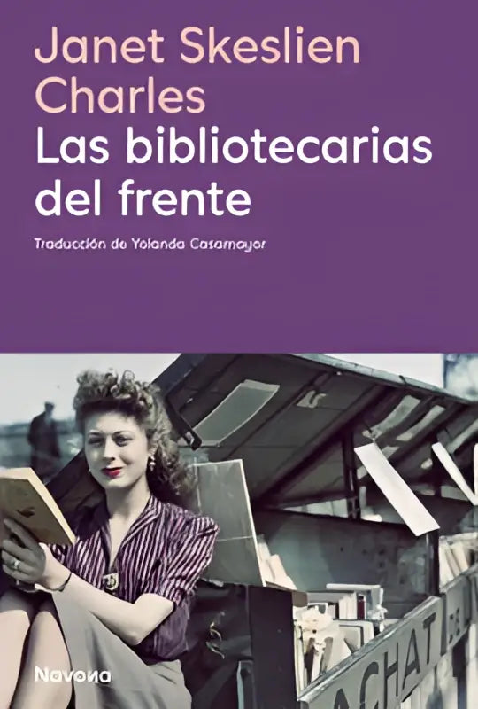 Paars boekcover van bibliotecarias del frente door janet skeslien charles met zwart-wit foto van vrouw met gestreepte kleding