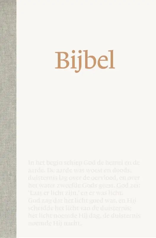 Een creamkleurige bijbel nbv21 standaardeditie met een grijze gestructureerde rug en elegante bruine letters op de kaft
